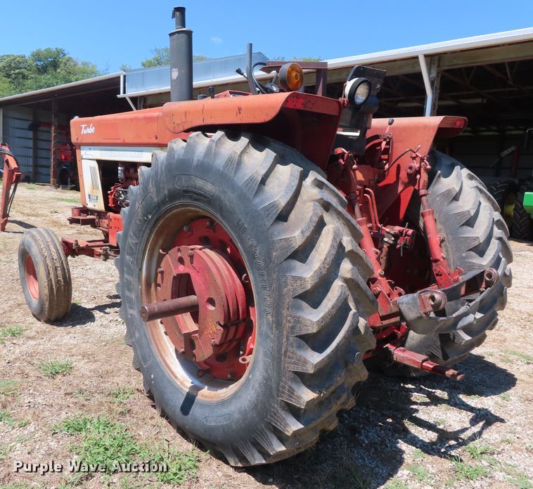 image for item DD6363 1974 International 1066 tractor