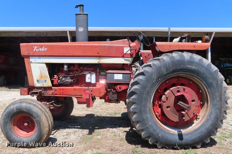 image for item DD6363 1974 International 1066 tractor