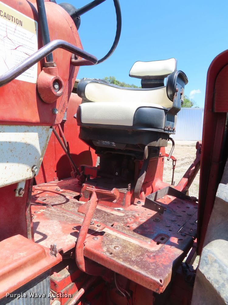 image for item DD6363 1974 International 1066 tractor