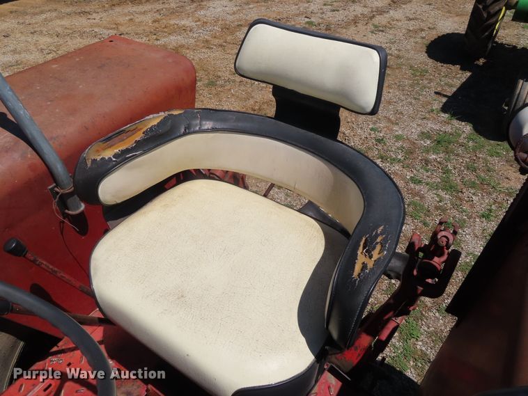 image for item DD6363 1974 International 1066 tractor