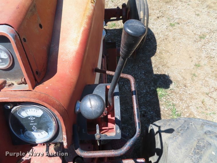 image for item DD6363 1974 International 1066 tractor