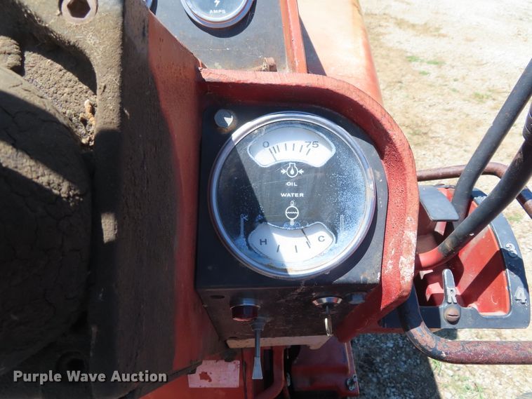 image for item DD6363 1974 International 1066 tractor