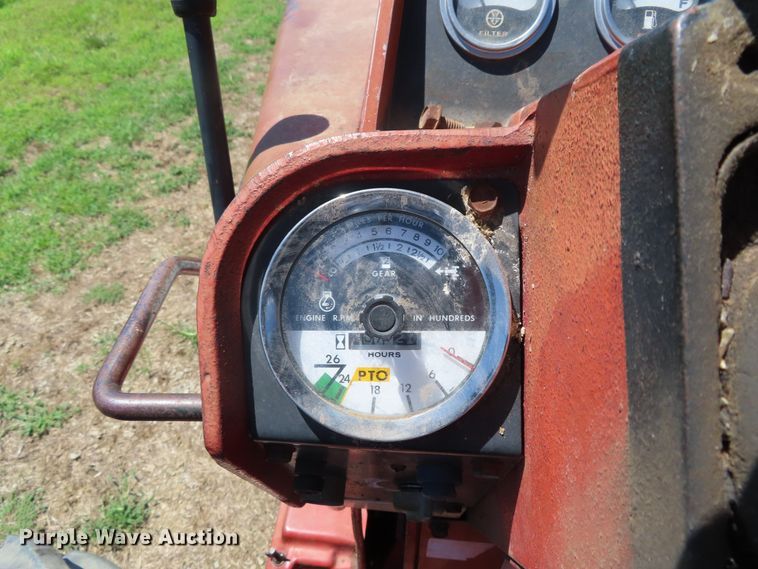 image for item DD6363 1974 International 1066 tractor