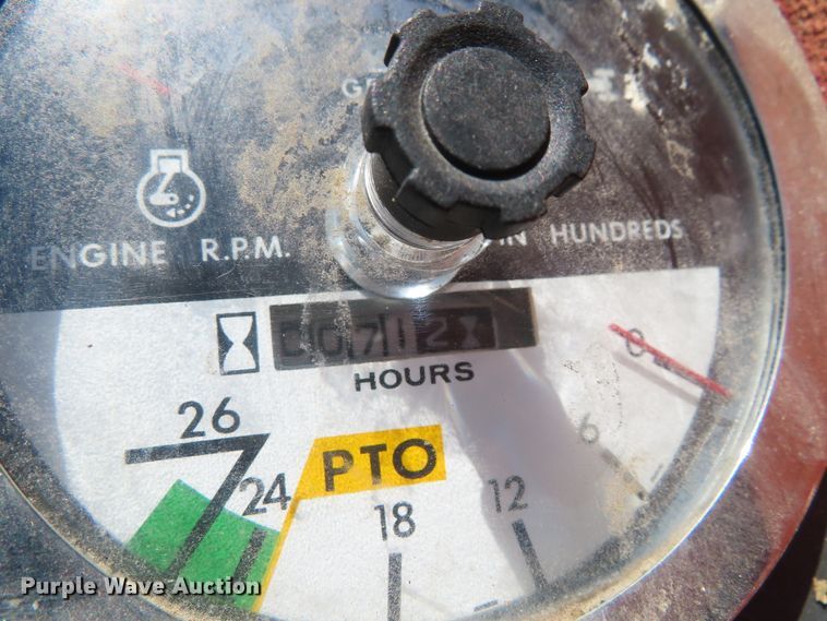 image for item DD6363 1974 International 1066 tractor