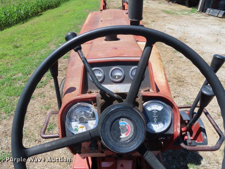 image for item DD6363 1974 International 1066 tractor