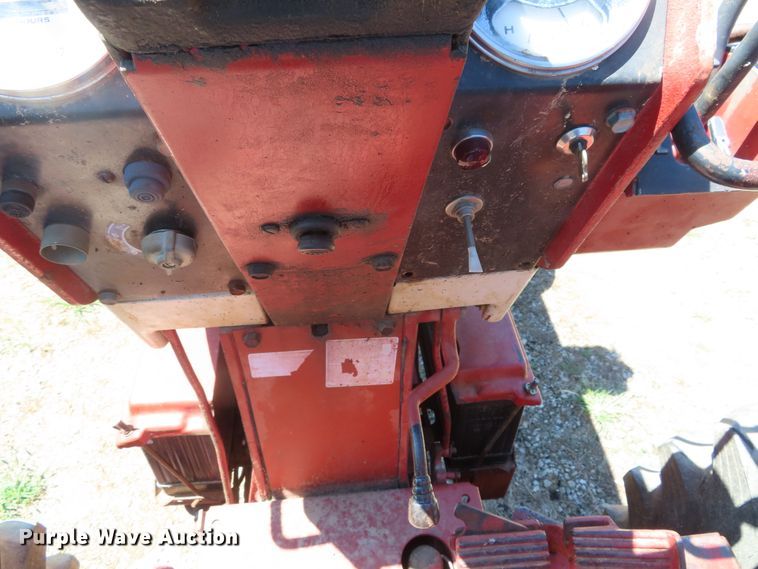 image for item DD6363 1974 International 1066 tractor