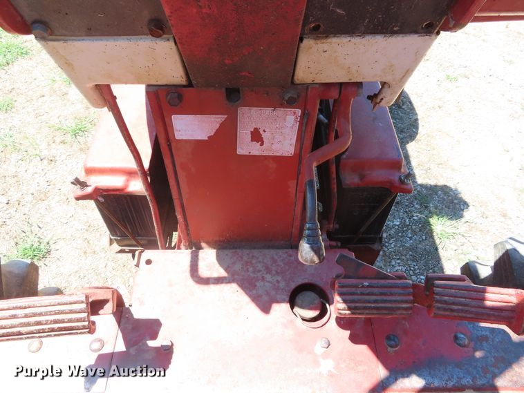 image for item DD6363 1974 International 1066 tractor