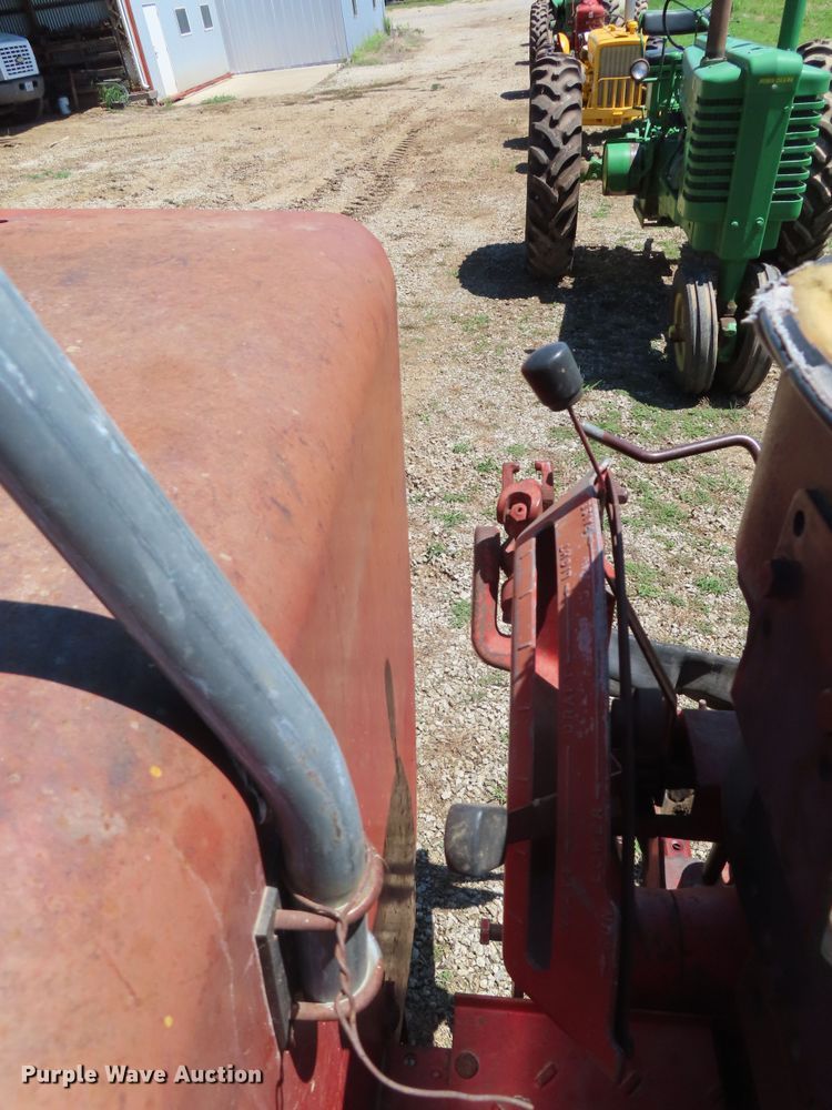 image for item DD6363 1974 International 1066 tractor