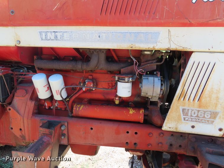 image for item DD6363 1974 International 1066 tractor