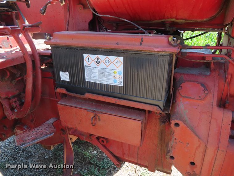 image for item DD6363 1974 International 1066 tractor