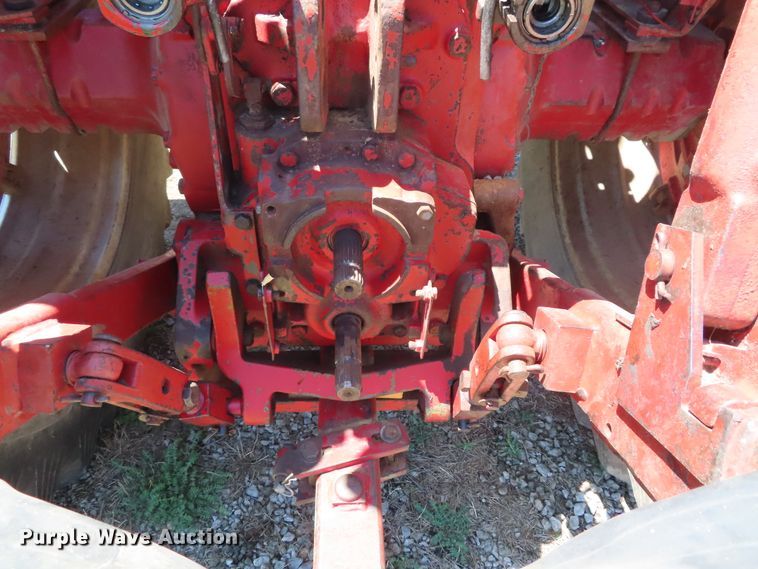 image for item DD6363 1974 International 1066 tractor