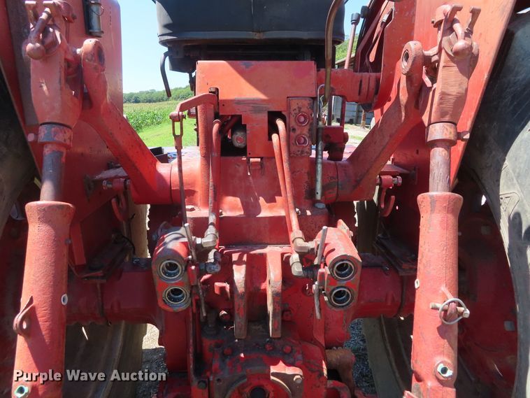 image for item DD6363 1974 International 1066 tractor