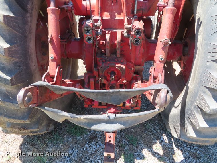 image for item DD6363 1974 International 1066 tractor