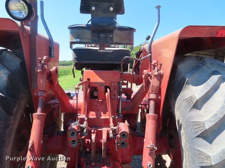 image for item DD6363 1974 International 1066 tractor