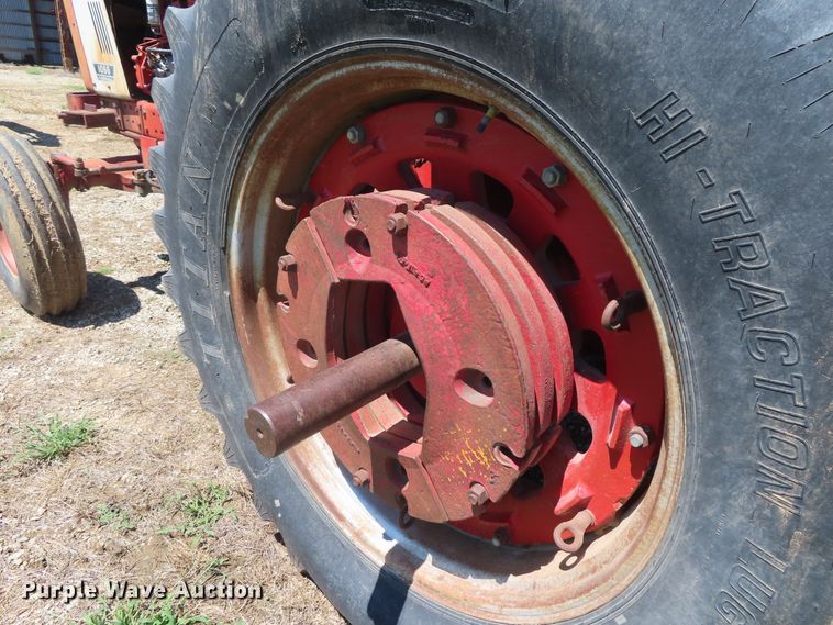 image for item DD6363 1974 International 1066 tractor