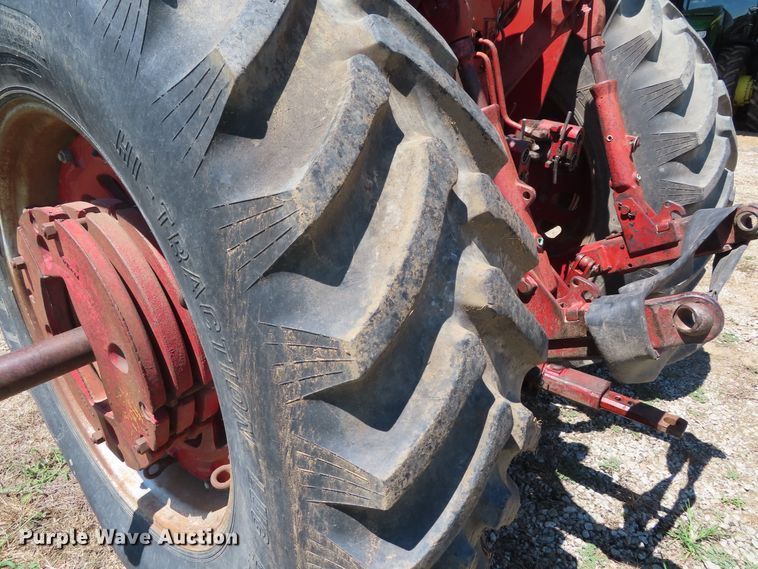 image for item DD6363 1974 International 1066 tractor