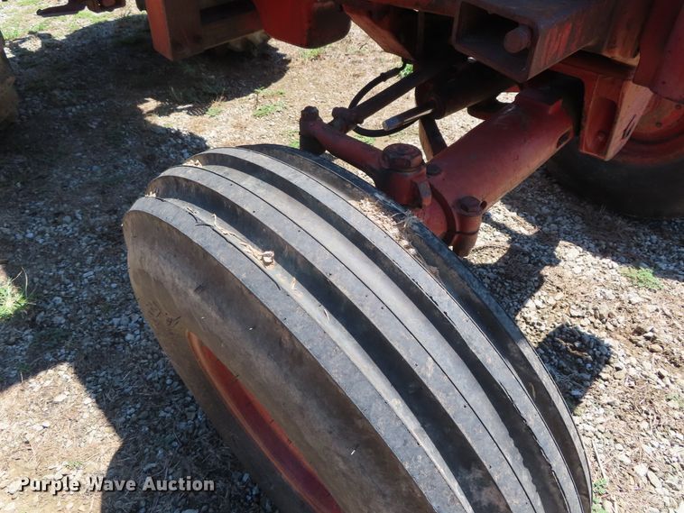 image for item DD6363 1974 International 1066 tractor