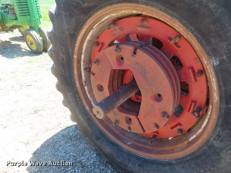 image for item DD6363 1974 International 1066 tractor