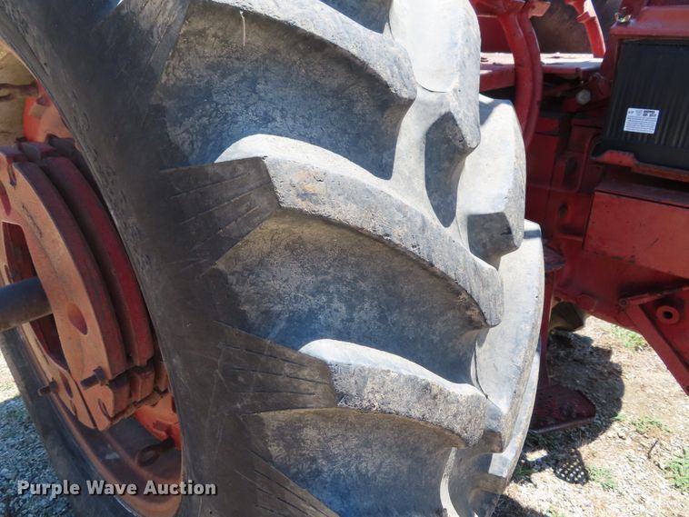 image for item DD6363 1974 International 1066 tractor