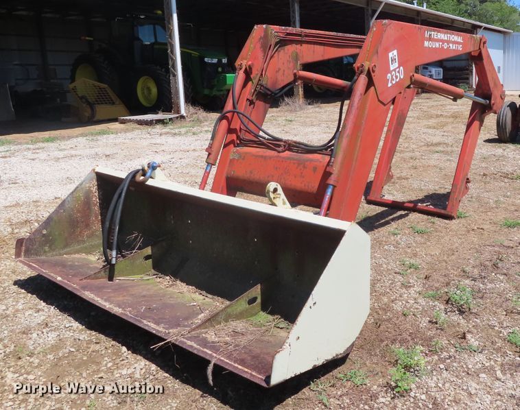 image for item DD6363 1974 International 1066 tractor