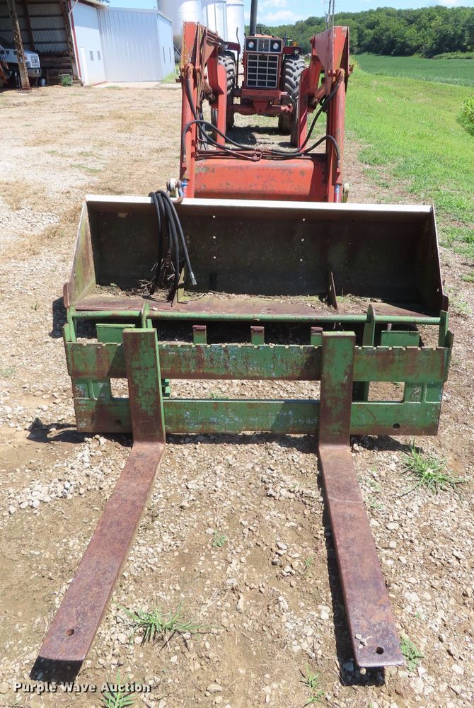 image for item DD6363 1974 International 1066 tractor