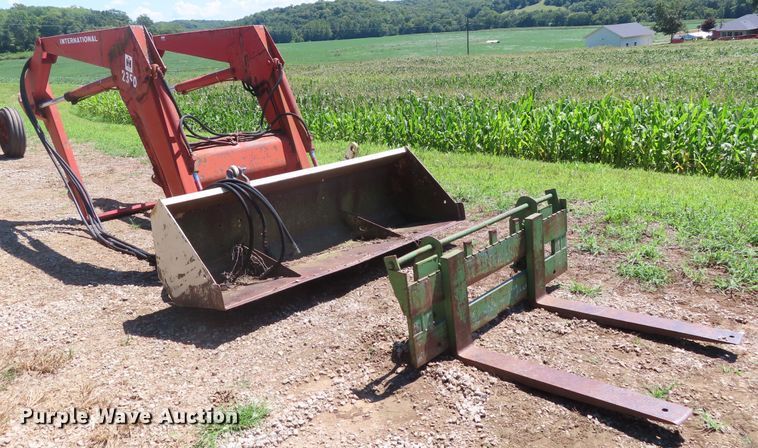 image for item DD6363 1974 International 1066 tractor