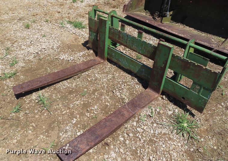 image for item DD6363 1974 International 1066 tractor