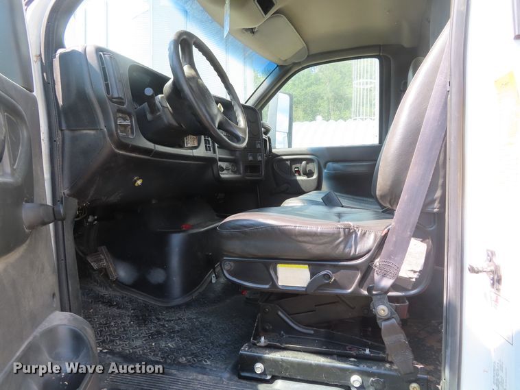 image for item DD6393 2003 Chevrolet C7500 grain truck