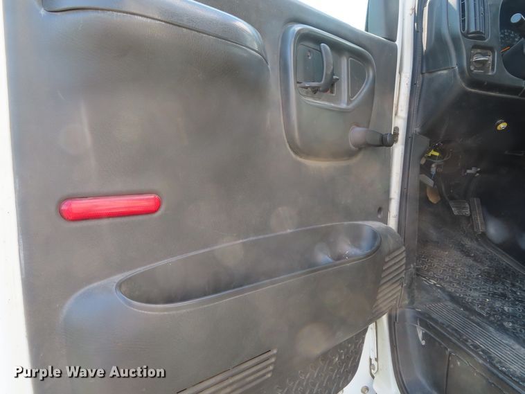 image for item DD6393 2003 Chevrolet C7500 grain truck