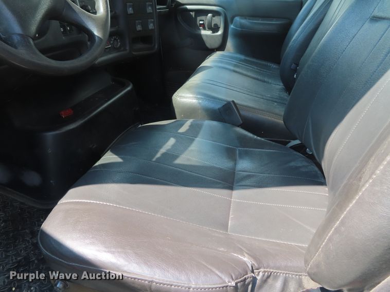 image for item DD6393 2003 Chevrolet C7500 grain truck