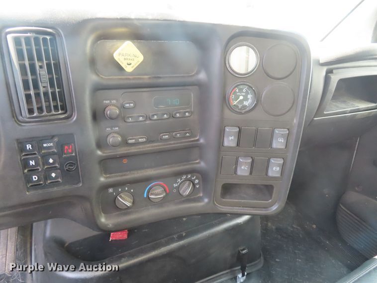 image for item DD6393 2003 Chevrolet C7500 grain truck