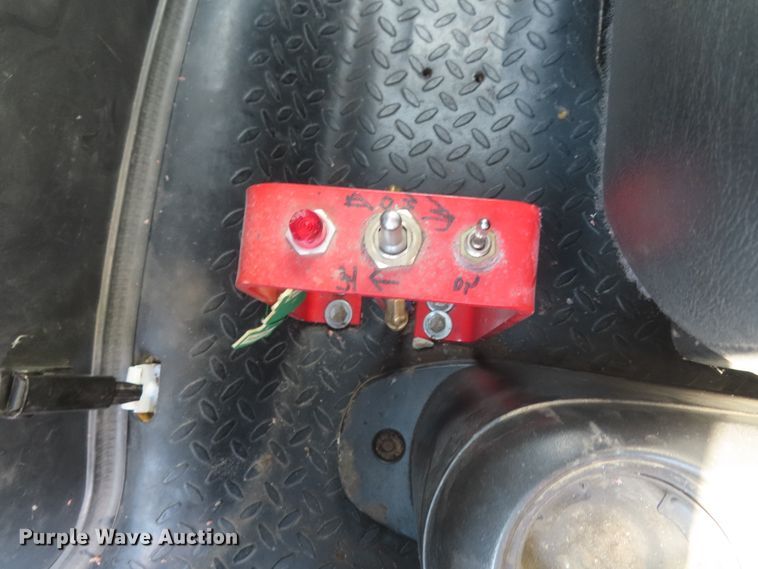 image for item DD6393 2003 Chevrolet C7500 grain truck