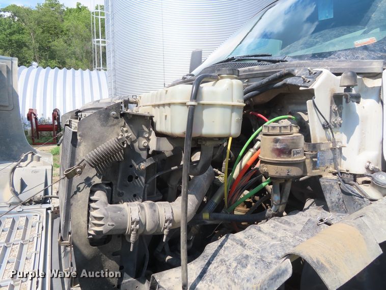 image for item DD6393 2003 Chevrolet C7500 grain truck