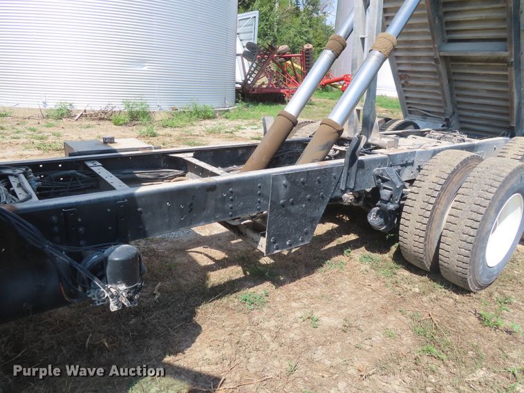 image for item DD6393 2003 Chevrolet C7500 grain truck