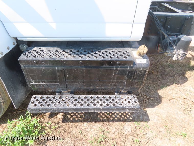 image for item DD6393 2003 Chevrolet C7500 grain truck