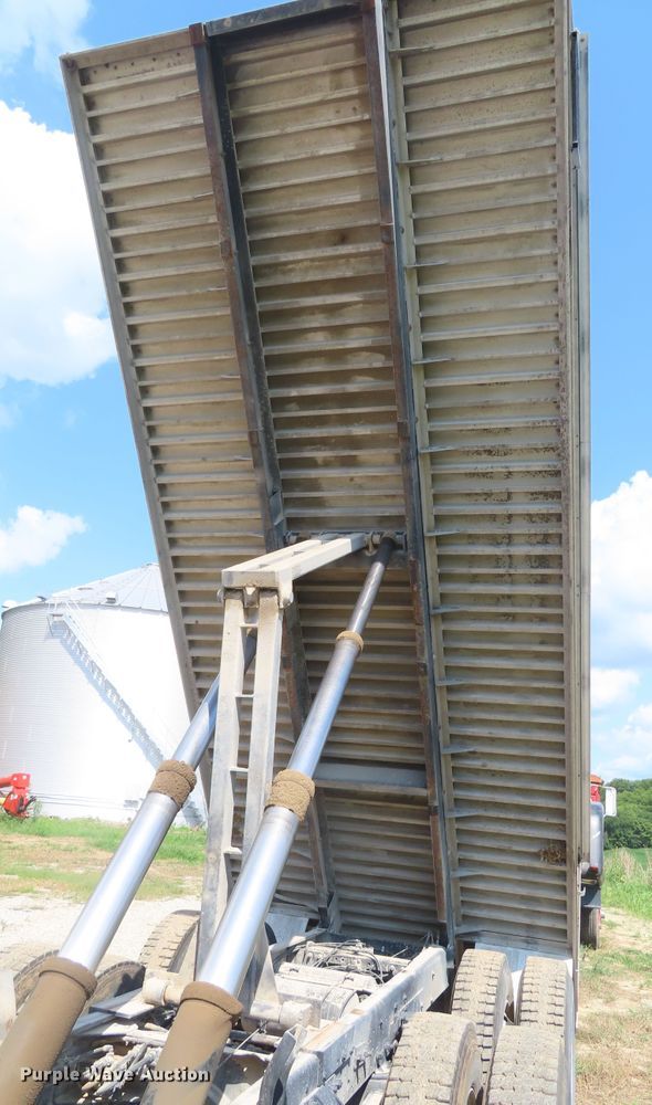 image for item DD6393 2003 Chevrolet C7500 grain truck