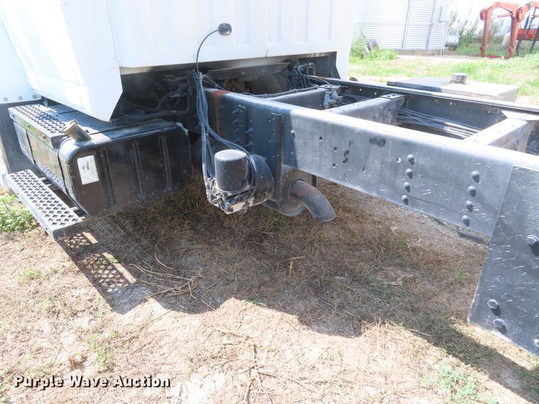 image for item DD6393 2003 Chevrolet C7500 grain truck