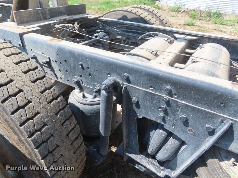 image for item DD6393 2003 Chevrolet C7500 grain truck