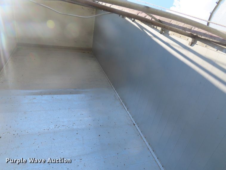 image for item DD6393 2003 Chevrolet C7500 grain truck