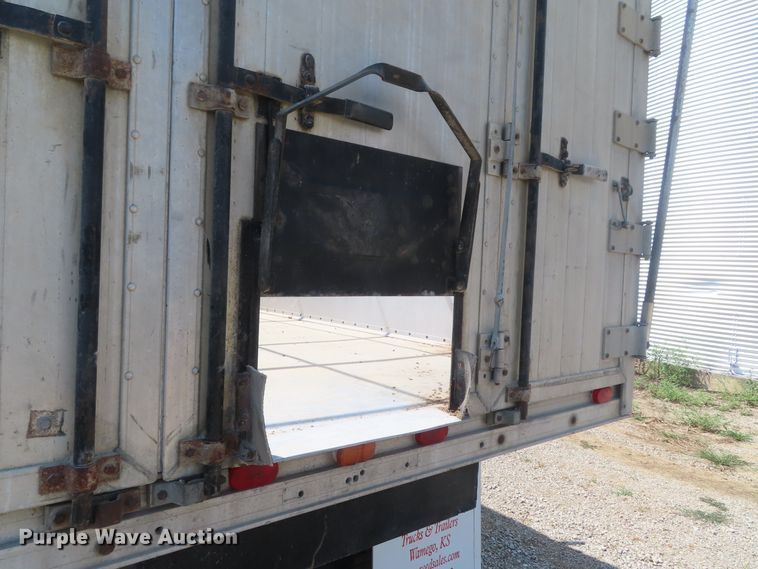 image for item DD6393 2003 Chevrolet C7500 grain truck