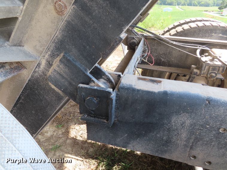 image for item DD6393 2003 Chevrolet C7500 grain truck