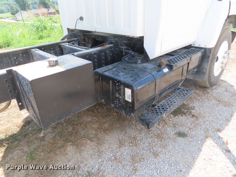 image for item DD6393 2003 Chevrolet C7500 grain truck