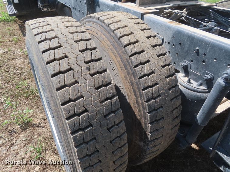 image for item DD6393 2003 Chevrolet C7500 grain truck