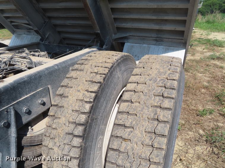 image for item DD6393 2003 Chevrolet C7500 grain truck