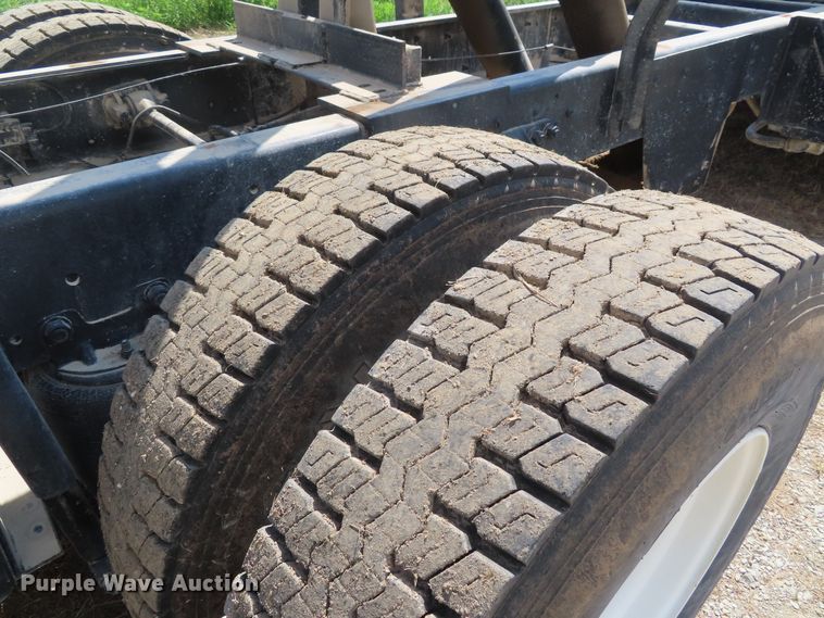 image for item DD6393 2003 Chevrolet C7500 grain truck