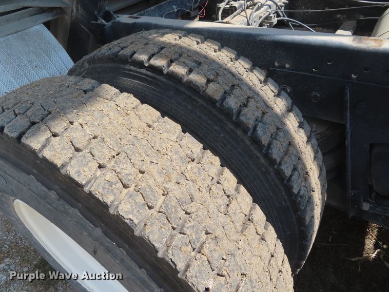 image for item DD6393 2003 Chevrolet C7500 grain truck