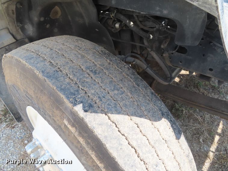 image for item DD6393 2003 Chevrolet C7500 grain truck