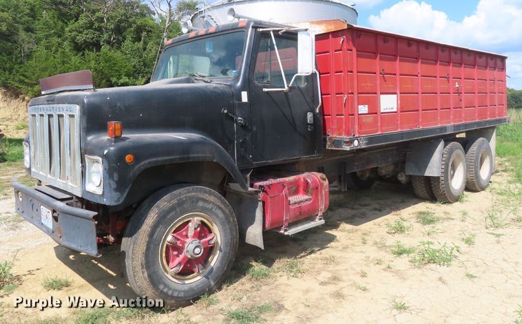 image for item DD6394 1979 International F2574 grain truck