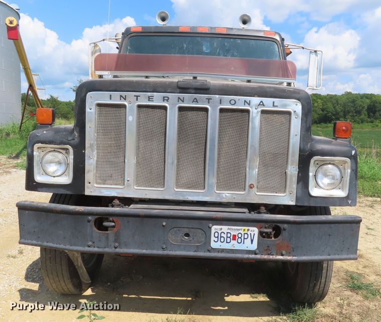 image for item DD6394 1979 International F2574 grain truck