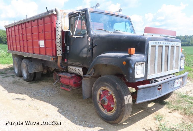 image for item DD6394 1979 International F2574 grain truck